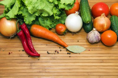 sebzeler ahşap arka planda