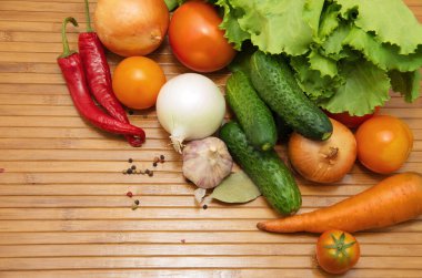 sebzeler ahşap arka planda