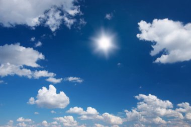 Mavi gökyüzünde güneş.