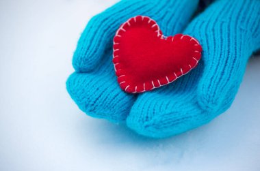 Eldivenli kadın elleri, yakın plan.