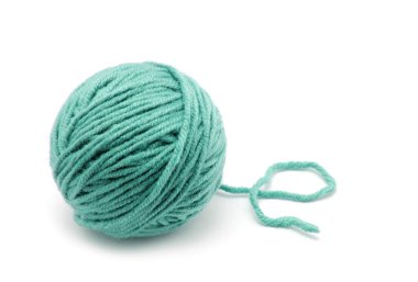 Beyaz arkaplanda iplik yumağı