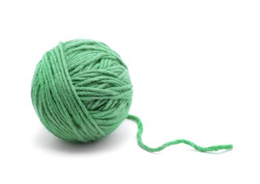 Beyaz arkaplanda iplik yumağı