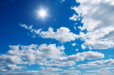 Mavi gökyüzünde güneş.