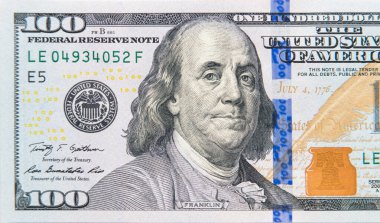 100 dolarlık banknotlar.