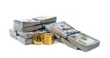 Beyaz arka plan kripto para madenciliği kavramına izole edilmiş dolar banknotlarından oluşan altın bitcoin..