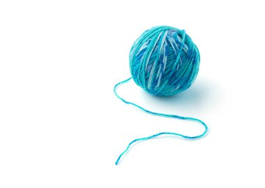 Beyaz arkaplanda iplik yumağı