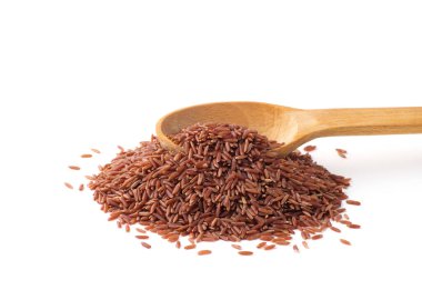 Beyaz arkaplanda yabani kırmızı pirinç yığını