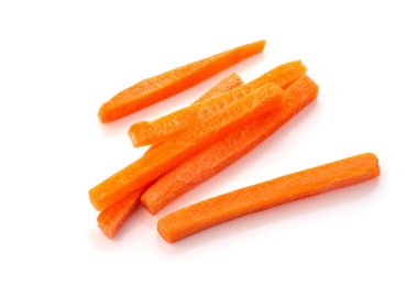 Beyaz arka planda soyutlanmış çiğ havuç.