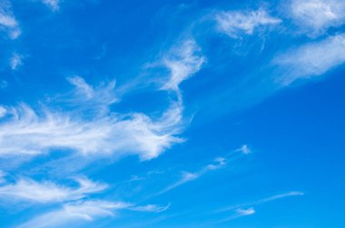 Mavi gökyüzünde beyaz bulutlar.