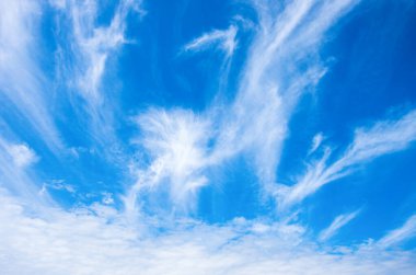 Mavi gökyüzünde beyaz bulutlar.