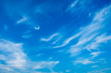 Mavi gökyüzünde beyaz bulutlar.