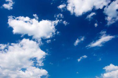 Beyaz bulutlu mavi gökyüzü arkaplanı