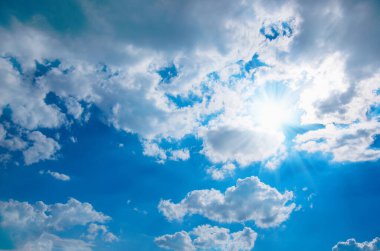 Mavi gökyüzü ve güneş.