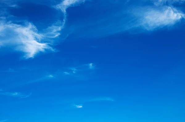 白い雲と青い空の背景 — ストック写真