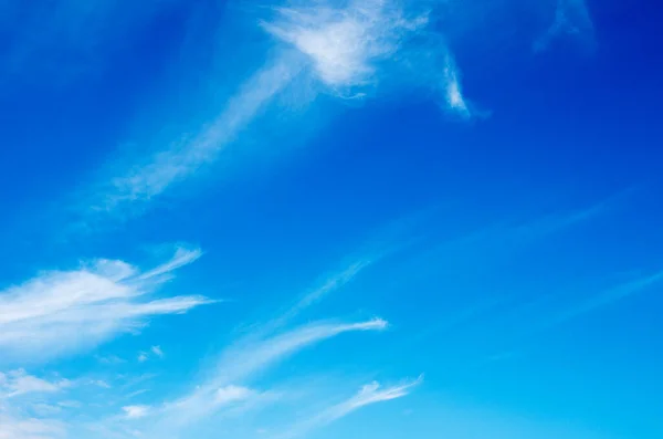 青空に白い雲 — ストック写真