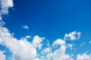 Beyaz bulutlu mavi gökyüzü arkaplanı