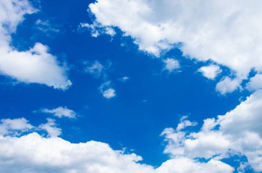 Mavi gökyüzünde beyaz bulutlar.