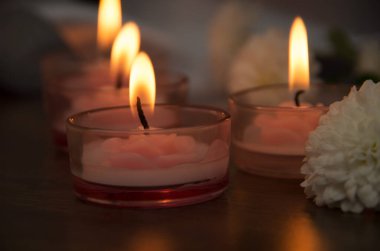 Mumlar ve çiçekler arka planda