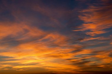 Gün batımıyla aydınlanan canlı gökyüzü