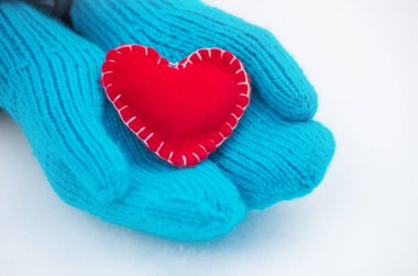 Eldivenli kadın elleri, yakın plan.