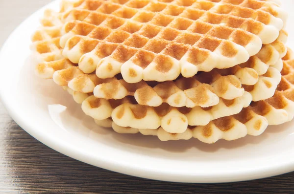 Waffles em uma placa branca. — Fotografia de Stock