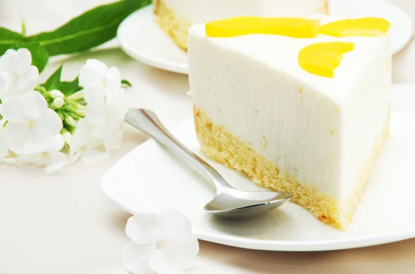 Cheesecake with peaches — Stock Photo, Image