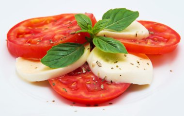 Peynirli, domatesli ve fesleğenli Caprese salatası