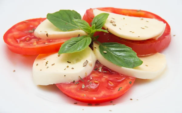 Salada Caprese com queijo mozarella, tomate e manjericão — Fotografia de Stock