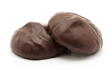 Beyaz arka planda çikolata kaplı lokum.