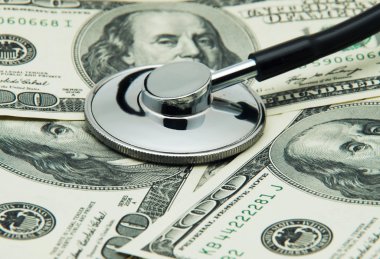 Steteskoplu bir yığın dolar.