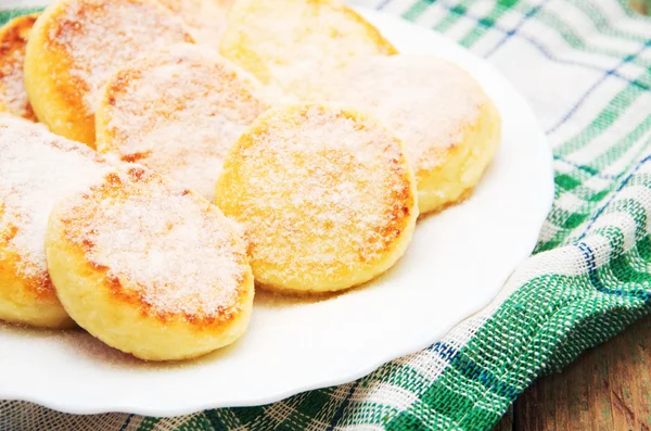 Panquecas de queijo doces em uma chapa — Fotografia de Stock