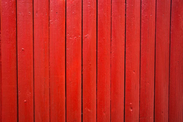 Gros plan de panneaux de clôture en bois peint en rouge. — Photo