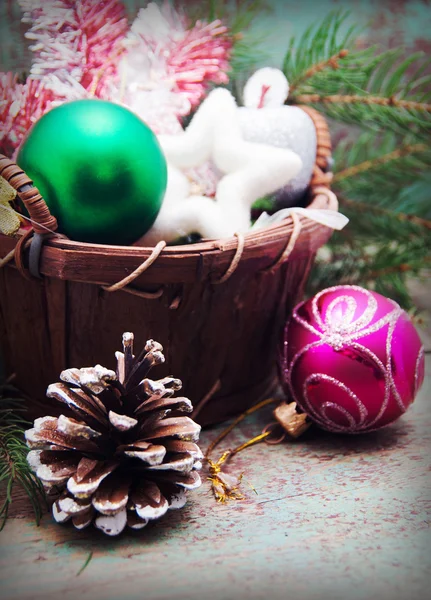 Cesta de Natal com brinquedos em um fundo de madeira — Fotografia de Stock