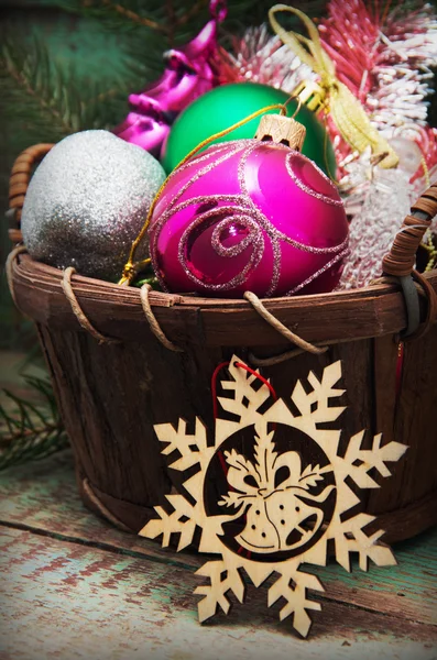 Cesta de Natal com brinquedos em um fundo de madeira — Fotografia de Stock