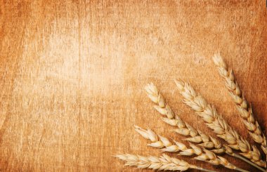 ahşap zemin üzerinde buğday