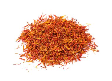 Kurutulmuş safran baharatı beyaz arkaplanda izole edilmiş..