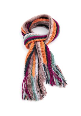 Beyaz bir arkaplanda örülmüş eşarp.