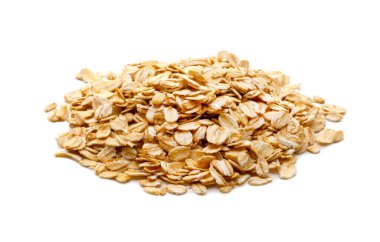 Beyaz arkaplanda yulaf ezmesi yığını