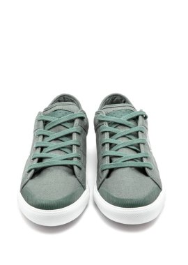 Beyaz arkaplanda izole edilmiş bir çift yeni spor ayakkabı.