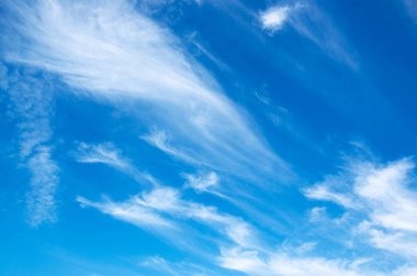 Mavi gökyüzünde beyaz bulutlar.