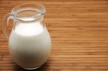 bir sürahi sütleche en un jarro