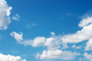 Mavi gökyüzünde beyaz bulut