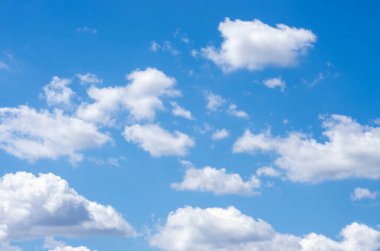 Mavi gökyüzünde beyaz bulut