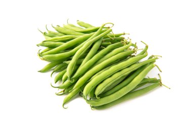 Yeşil fasulye yığını beyaz arkaplanda izole