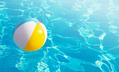 Yüzme havuzunda yüzen renkli şişme top