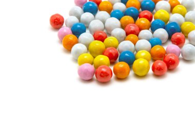 Beyaz arkaplanda renkli şeker