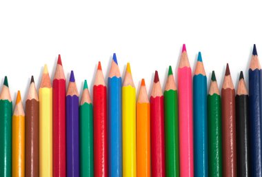 Beyaz arkaplanda renkli kalemler