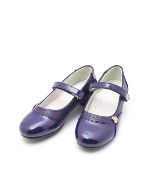 Mavi parlak deri kız ayakkabıları beyazda izole edilmiş.