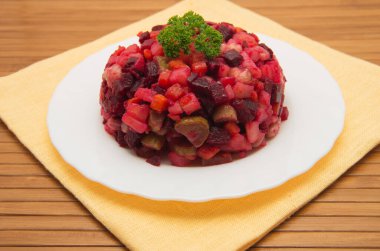 Sebze salatası ve pancar hazır.