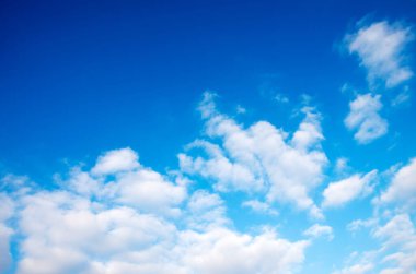 Mavi gökyüzünde beyaz bulutlar.